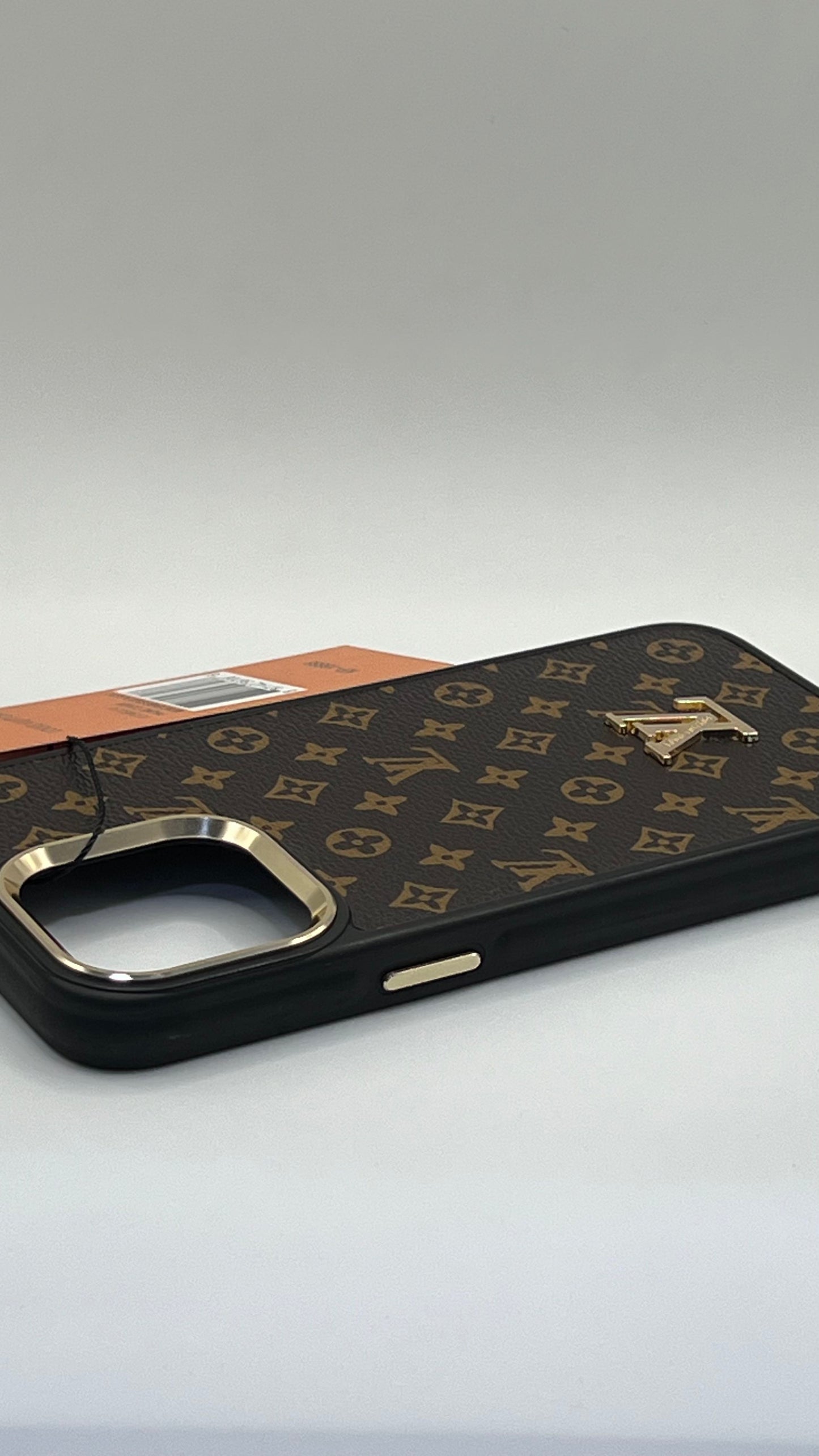 بوشيط فاخر بتصميم أنيق وإطار معدني عصري(IPHONE 15 PRO MAX)
