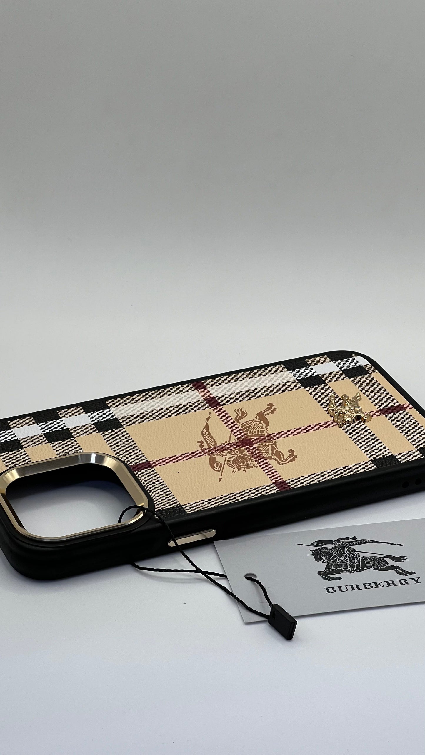 بوشيط فاخر بتصميم أنيق وإطار معدني عصري(IPHONE 15 PRO MAX)