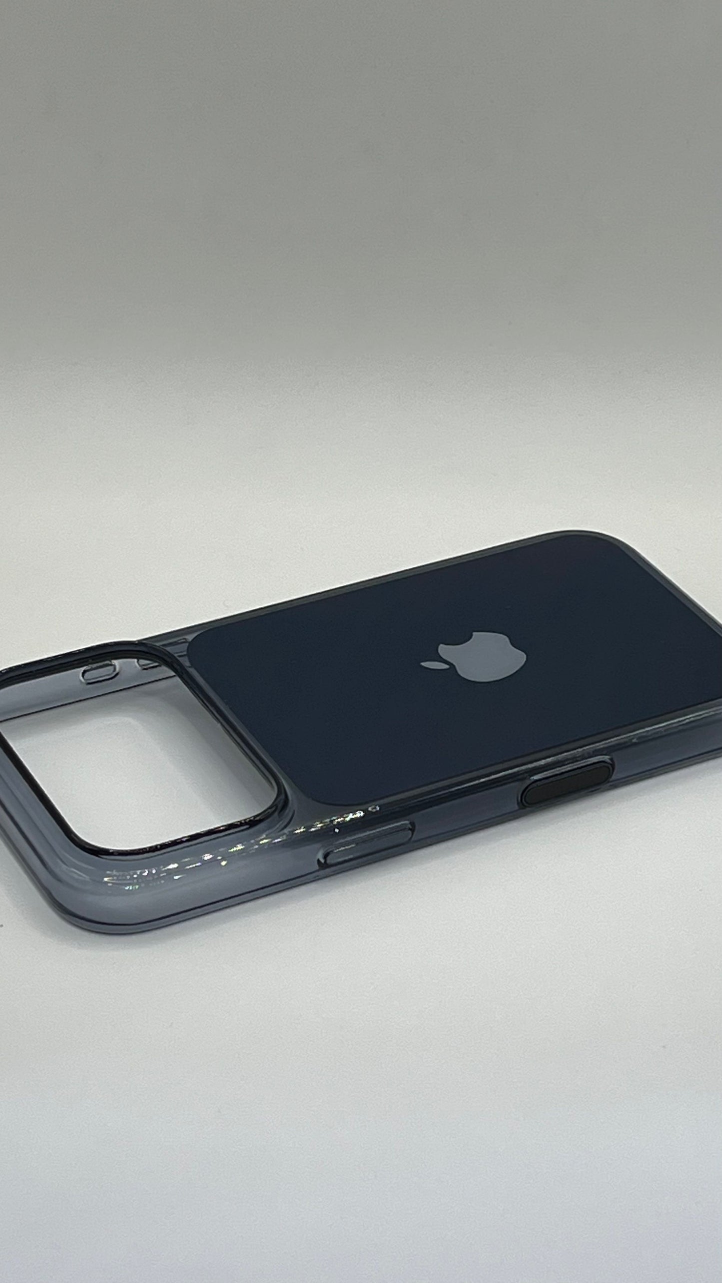 بوشيط أيفون 17برو  شفاف أصلي يدعم الشحن اللاسلكي مع ظهور الرسالة(IPHONE 17 PRO)