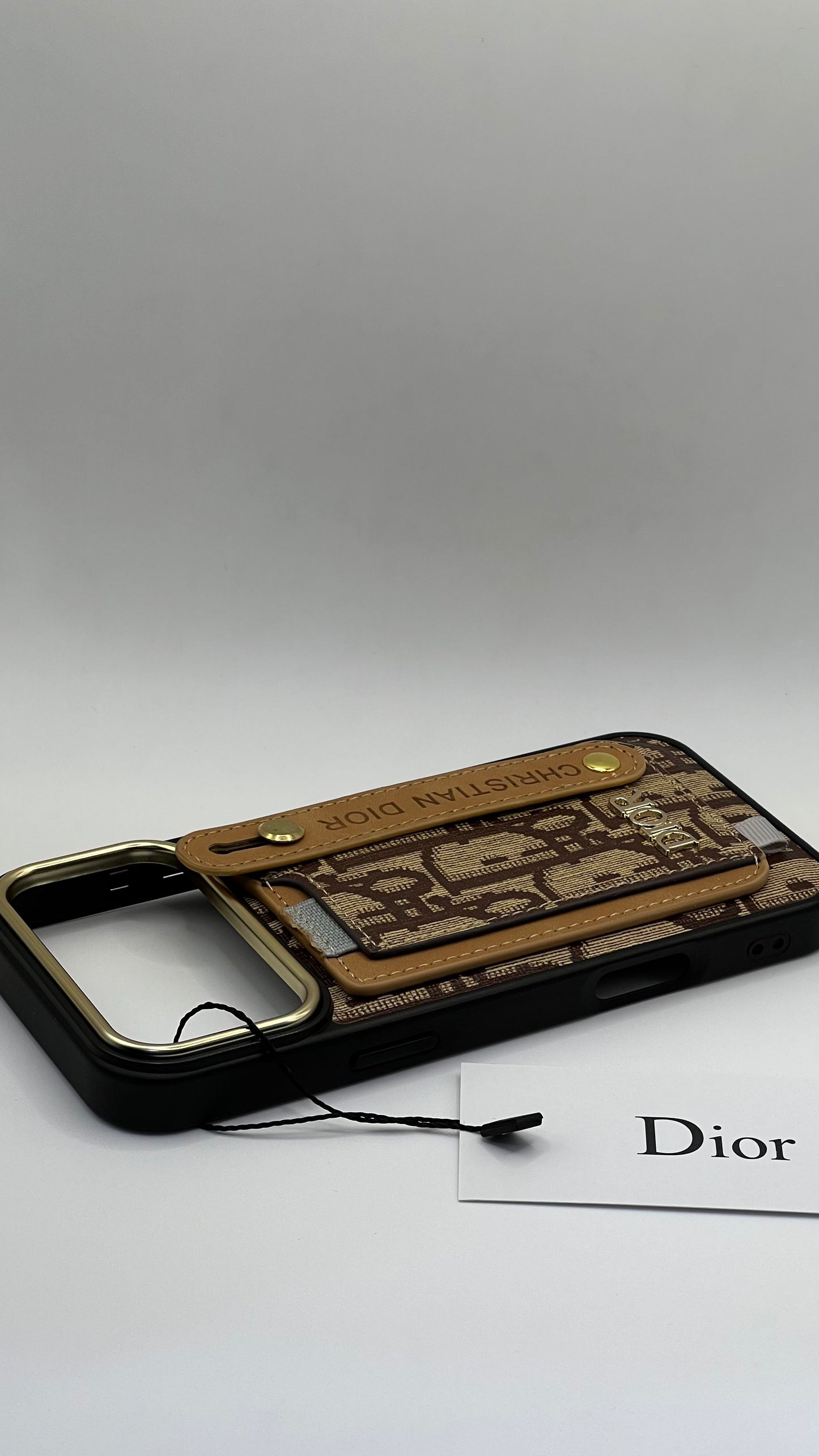 بوشيط فاخر مع حامل مغناطيسي ومحفظة بطاقات(IPHONE 17 PRO)