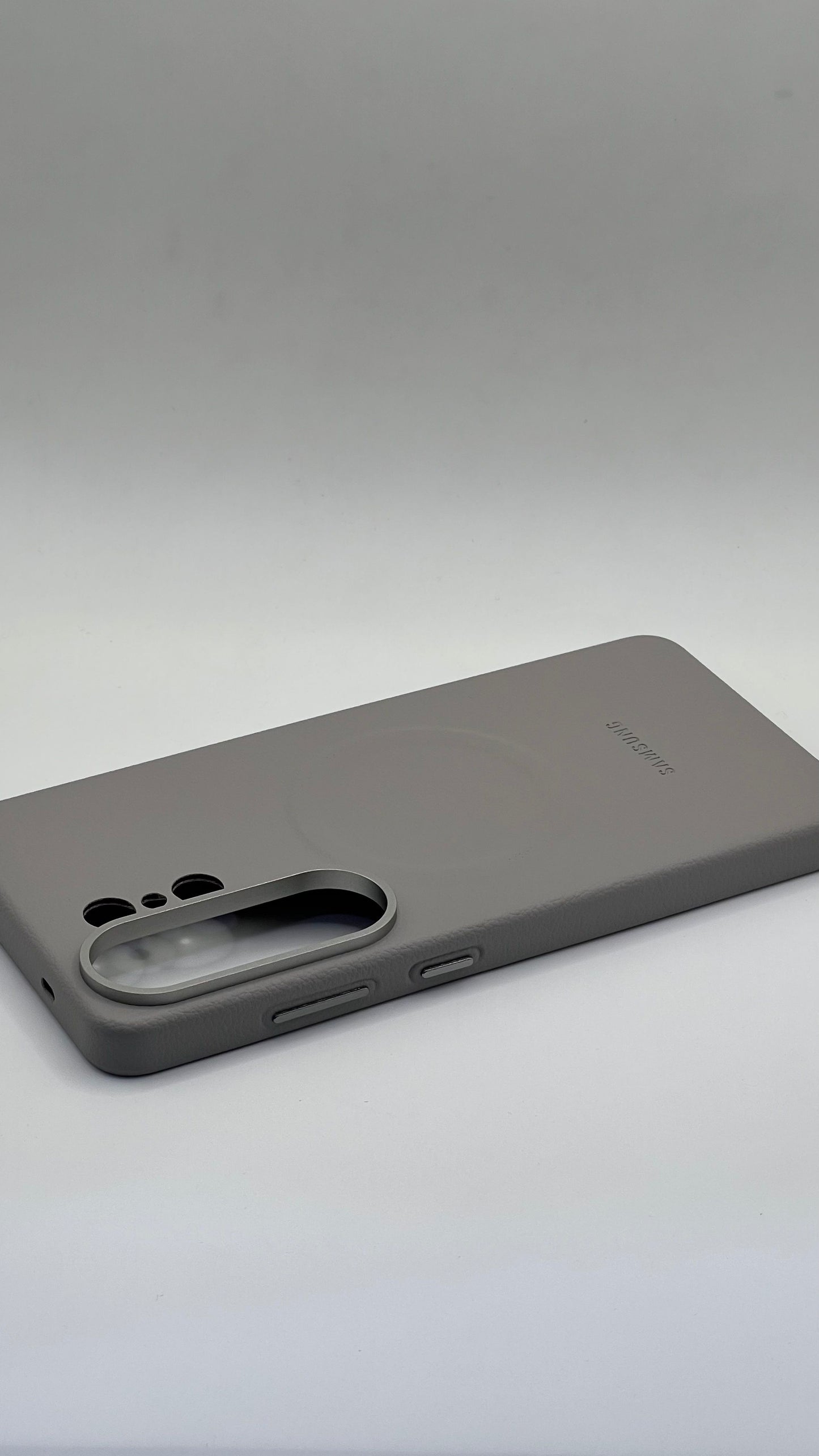 بوشيط جلد فاخر لهاتف سامسونج – حماية أنيقة بملمس مميز ودعم الشحن اللاسلكي(SAMSUNG S26 ULTRA)